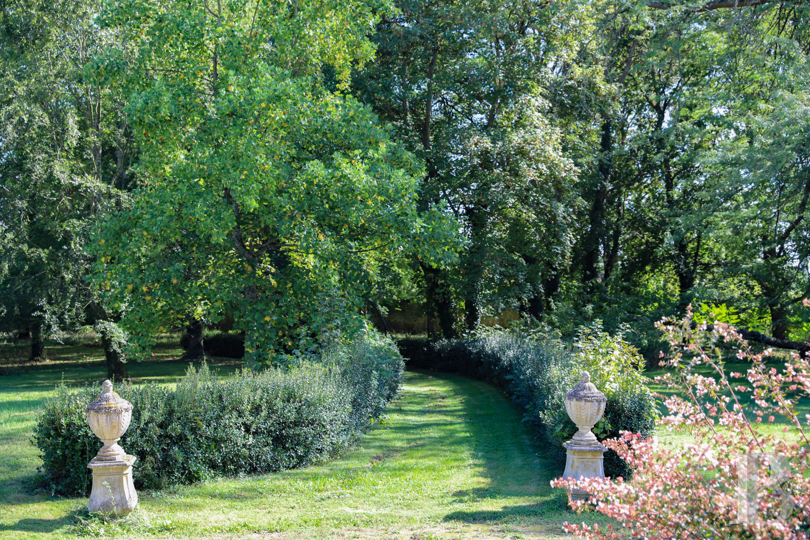 Dans la Sarthe, à l’est du Mans, un château du 19e siècle d’inspiration Renaissance dans son parc de onze hectares - photo  n°31